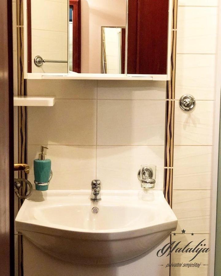 Smjestaj Natalija Hotel โอซีเยก ภายนอก รูปภาพ