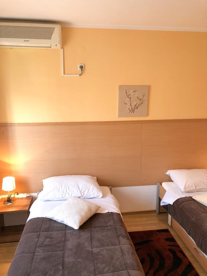 Smjestaj Natalija Hotel โอซีเยก ภายนอก รูปภาพ