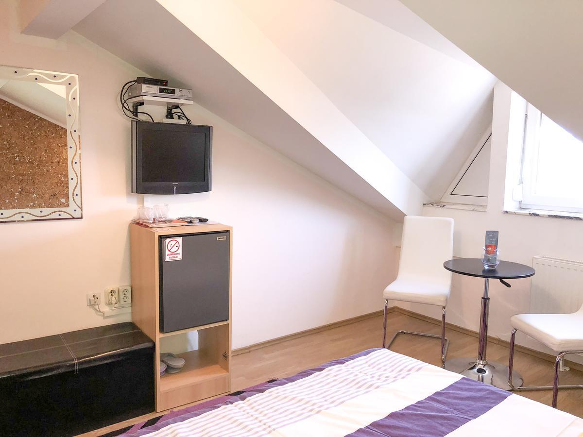 Smjestaj Natalija Hotel โอซีเยก ภายนอก รูปภาพ