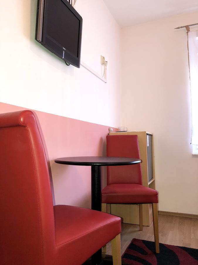 Smjestaj Natalija Hotel โอซีเยก ภายนอก รูปภาพ