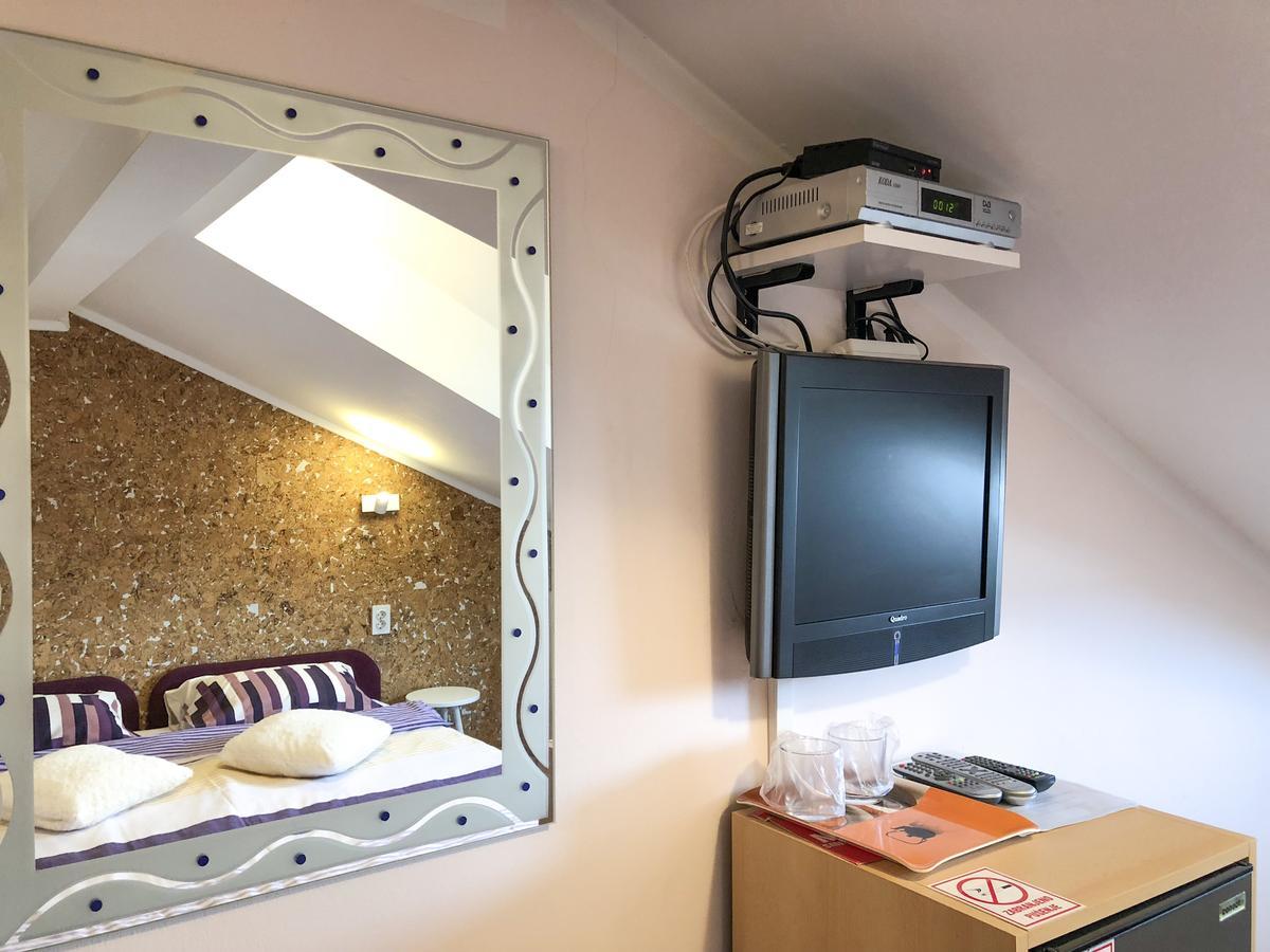 Smjestaj Natalija Hotel โอซีเยก ภายนอก รูปภาพ